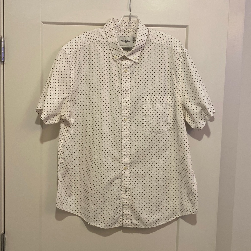 Goodfellow white patterned short-sleeve buttoned polo.